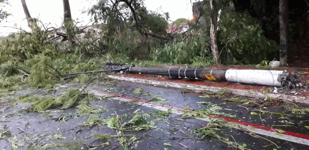 chuva Leme 09 URGENTE: temporal e ventos fortes causam estragos em diversas regiões; Defesa Civil alerta cuidado ao sair de casa Cidade | Destaques | Leme