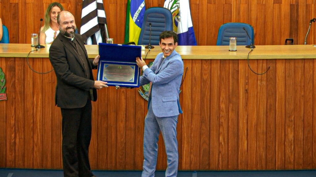 PADRE ANDERSON E ELLAN PAIXAO 01 Padre Anderson Luiz Ribeiro recebe título de cidadão lemense em sessão solene na Câmara de Vereadores de Leme Cidade | Leme | Política