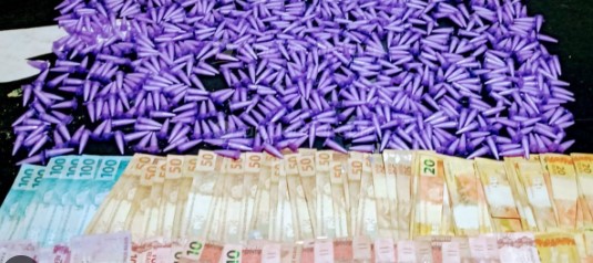 Transsexual vendia drogas ao redor do campo de futebol e é detido no Graminha pela Força Tática com cocaína e R$ 2.480,00